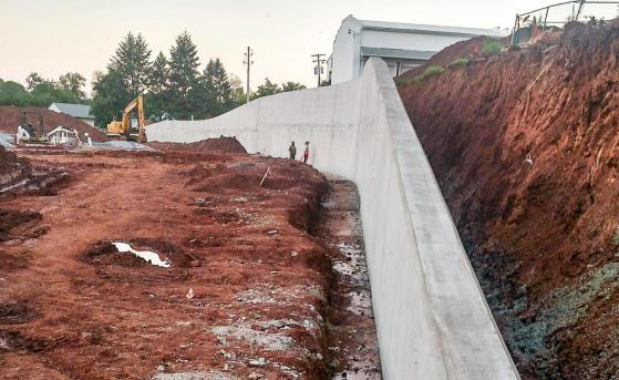 Poured concrete retaining wall